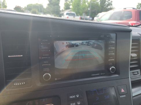 Used 2018 Toyota Sienna SE FWD image 16