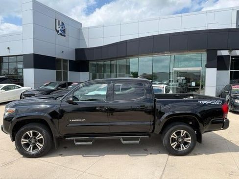 Used 2017 Toyota Tacoma TRD Sport w/ Tow Package (A/T) AWD/4WD image 4