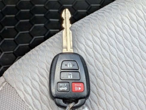 Used 2017 Toyota Corolla LE FWD image 30