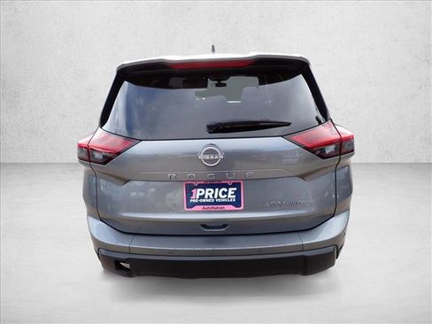 Used 2024 Nissan Rogue SV image 3