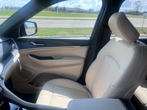 New 2026 Jeep Grand Cherokee L Limited w/ Limited Altitude Package image 21