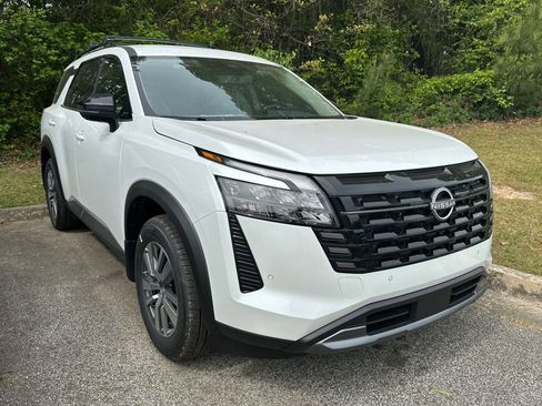 New 2026 Nissan Pathfinder SL image 3