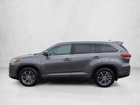Used 2018 Toyota Highlander XLE AWD/4WD image 9