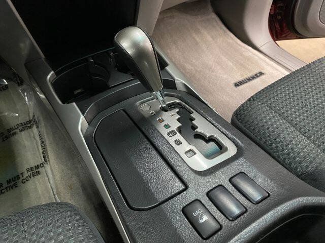 Used 2005 Toyota 4Runner SR5 AWD/4WD image 27