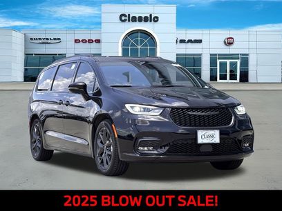 New 2025 Chrysler Pacifica Limited w/ Uconnect Theater Family Group