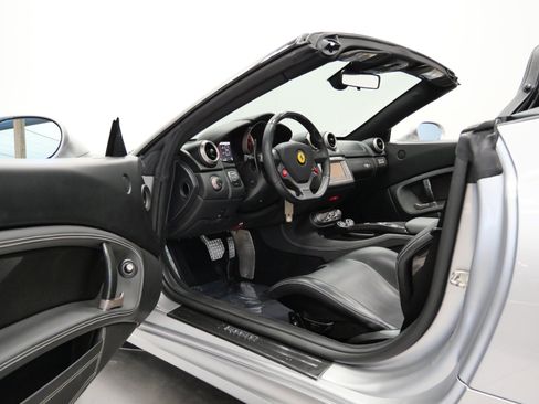 Used 2011 Ferrari California RWD image 23
