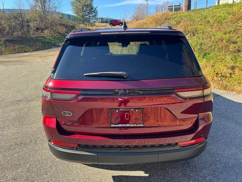 New 2025 Jeep Grand Cherokee Altitude image 8
