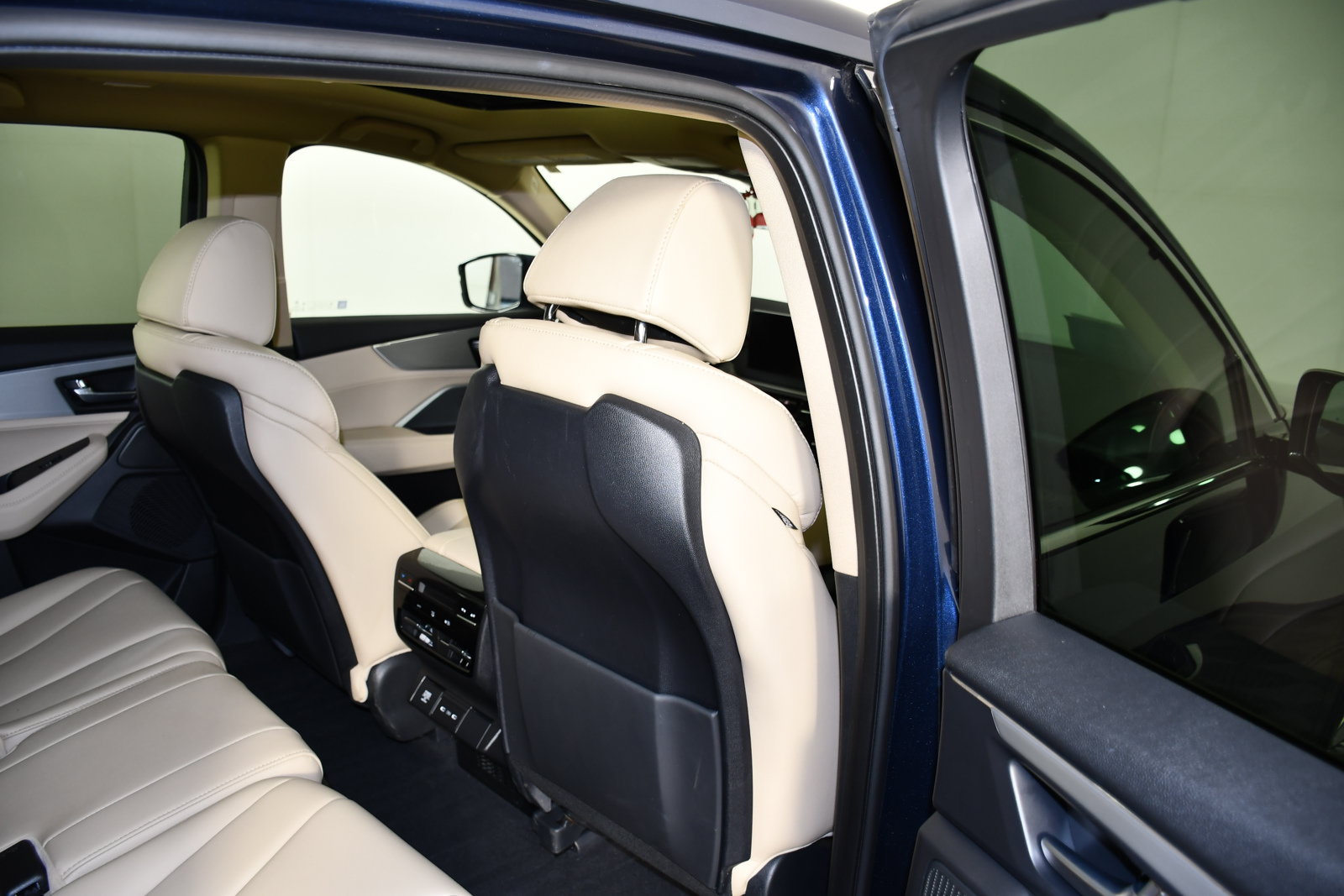 Used 2025 Acura MDX SH-AWD image 44