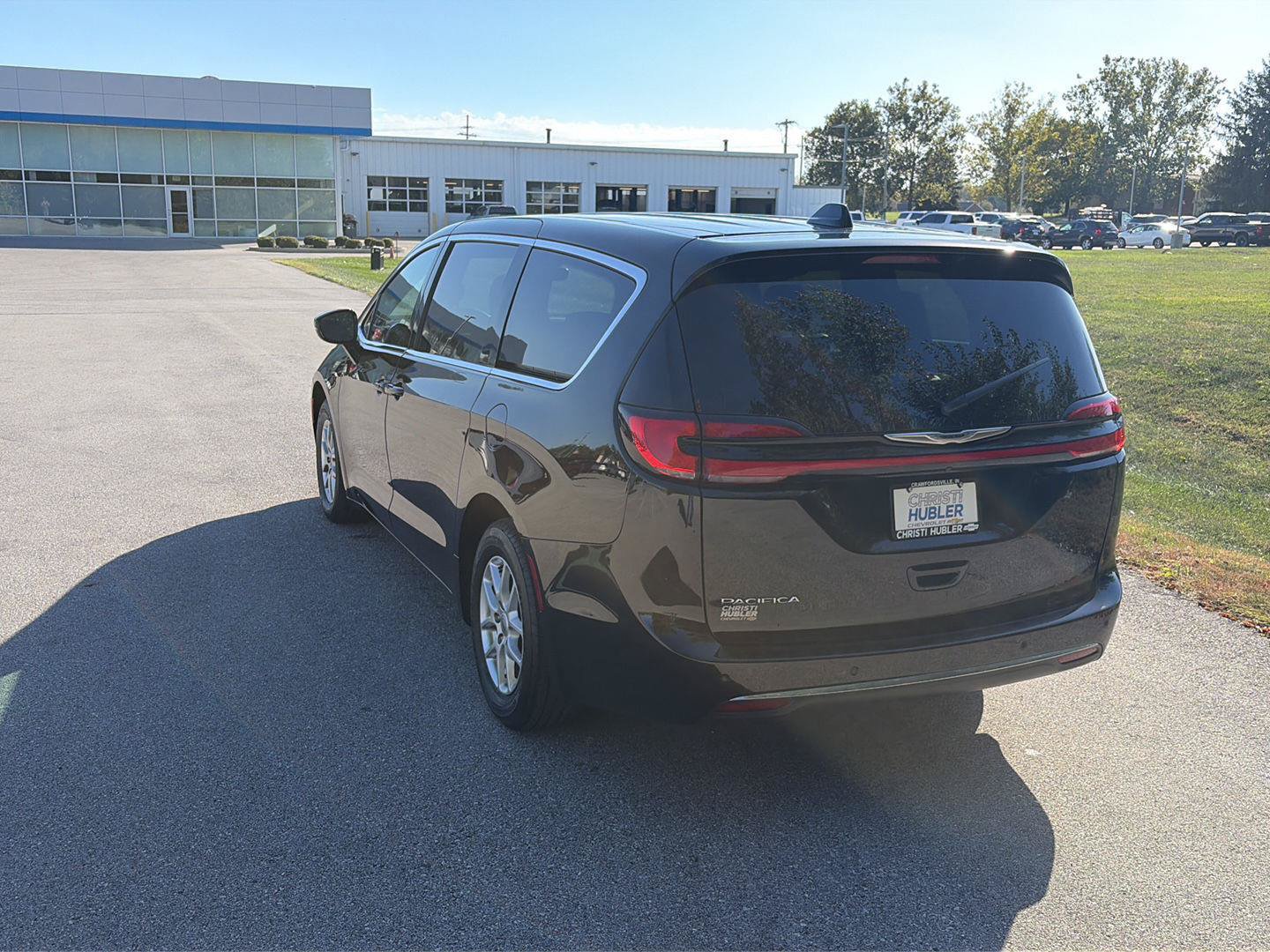 Used 2024 Chrysler Pacifica Touring FWD image 3