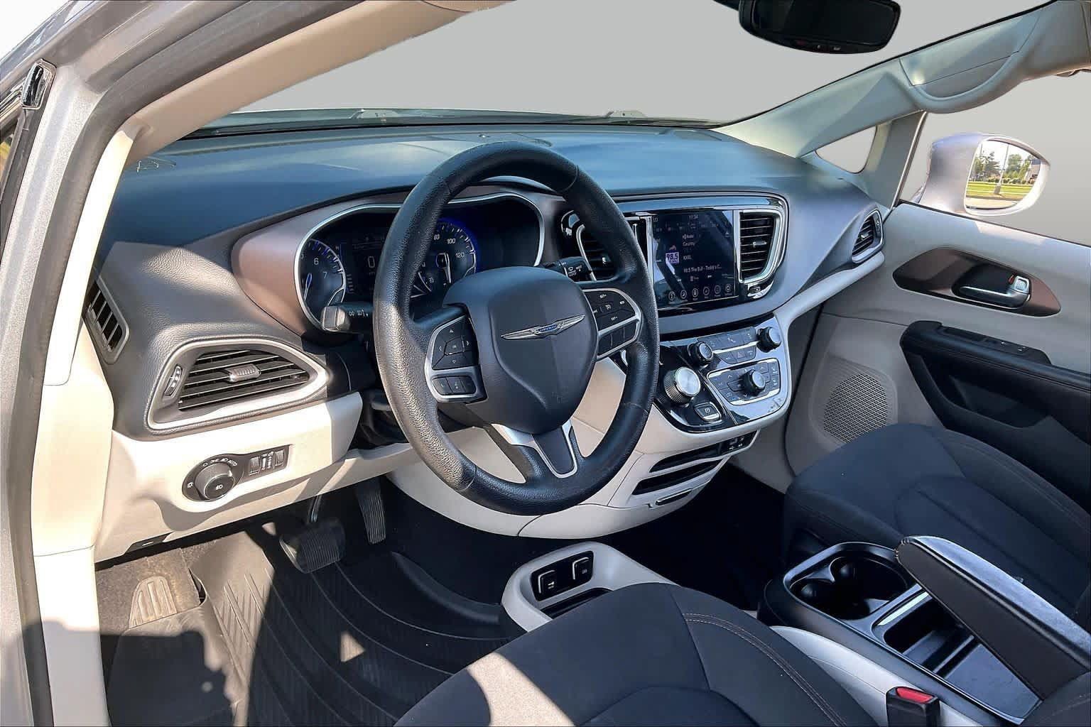 Used 2019 Chrysler Pacifica Touring Plus w/ Tire & Wheel Group FWD image 16