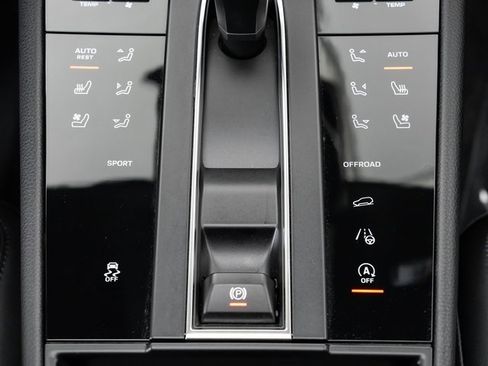 Used 2025 Porsche Macan image 21