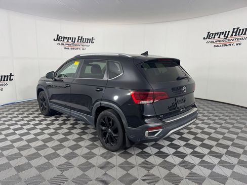 Used 2022 Volkswagen Taos SE w/ Panoramic Sunroof Package AWD/4WD image 7