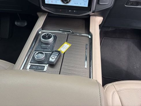 Used 2023 Ford Expedition Limited AWD/4WD image 10