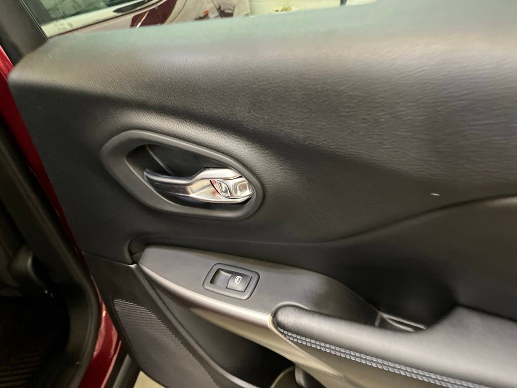 Used 2019 Jeep Cherokee Latitude w/ Popular Appearance Group FWD image 27