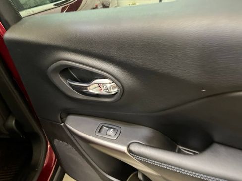 Used 2019 Jeep Cherokee Latitude w/ Popular Appearance Group FWD image 27