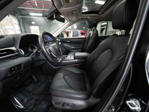 Used 2023 Toyota Highlander XLE image 9