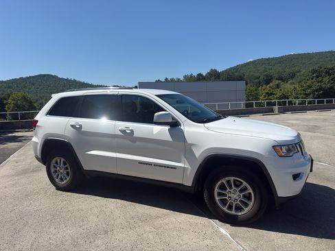 Used 2020 Jeep Grand Cherokee Laredo AWD/4WD image 4