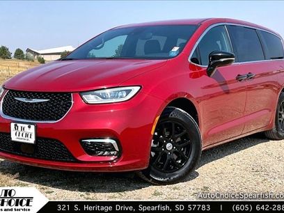 Used 2025 Chrysler Pacifica Select