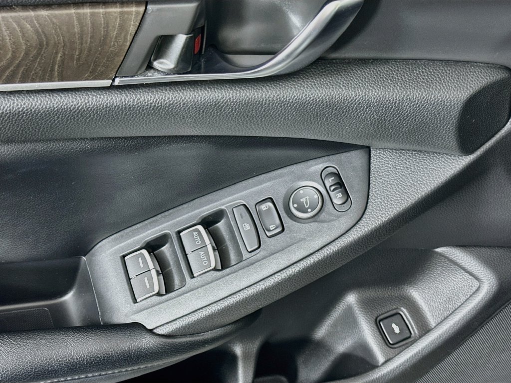 Used 2018 Honda Accord EX image 17