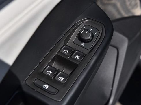 Used 2025 Volkswagen Taos SE AWD/4WD image 8