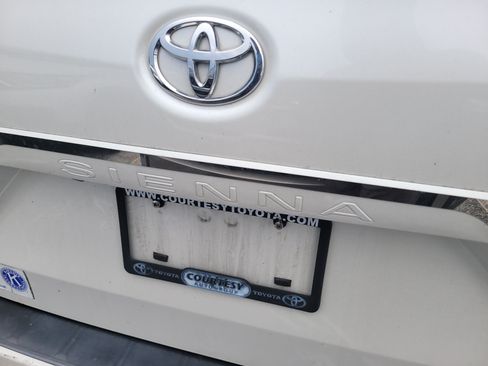 Used 2016 Toyota Sienna XLE FWD image 11