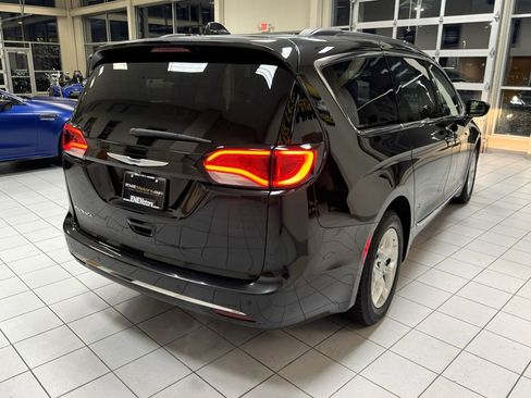 Used 2017 Chrysler Pacifica Touring-L w/ Tire & Wheel Group image 57