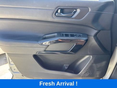 Used 2025 Nissan Pathfinder SV FWD image 13