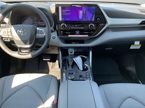 New 2025 Toyota Highlander Platinum image 14