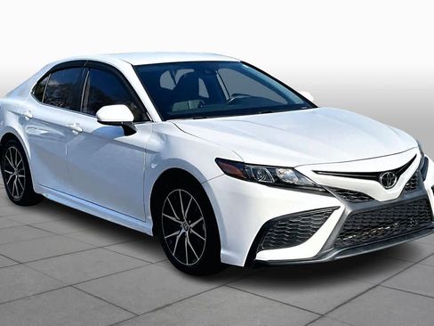 Certified 2021 Toyota Camry SE image 3