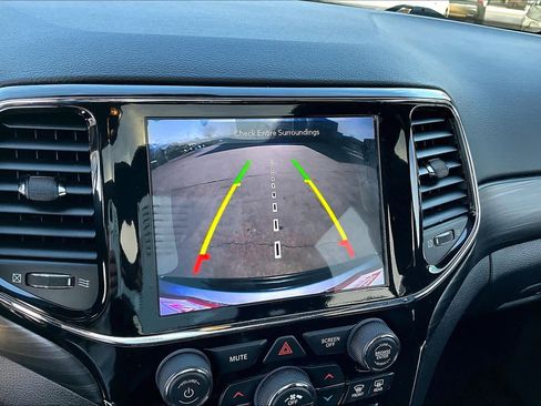 Used 2021 Jeep Grand Cherokee Laredo X image 22