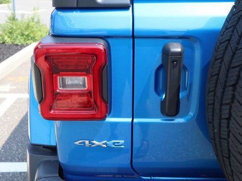 Used 2023 Jeep Wrangler Unlimited Sahara w/ Cold Weather Group AWD/4WD image 32