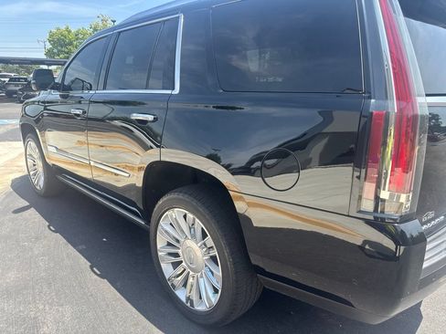 Used 2019 Cadillac Escalade Platinum AWD/4WD image 3