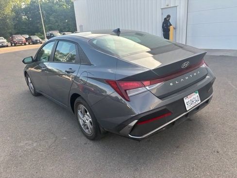 Used 2025 Hyundai Elantra SE FWD image 11