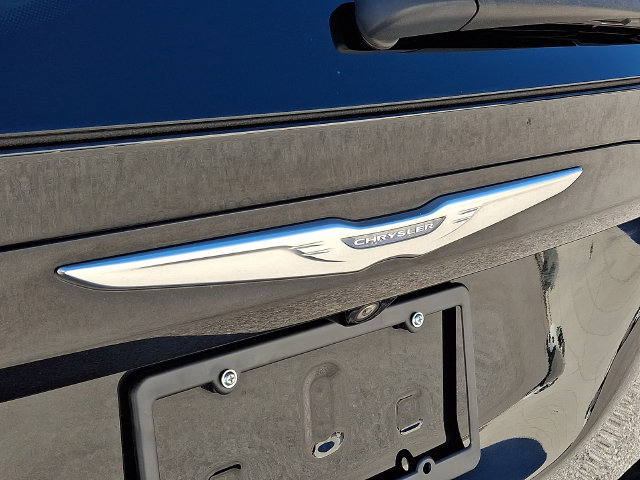 Used 2017 Chrysler Pacifica Touring-L FWD image 29