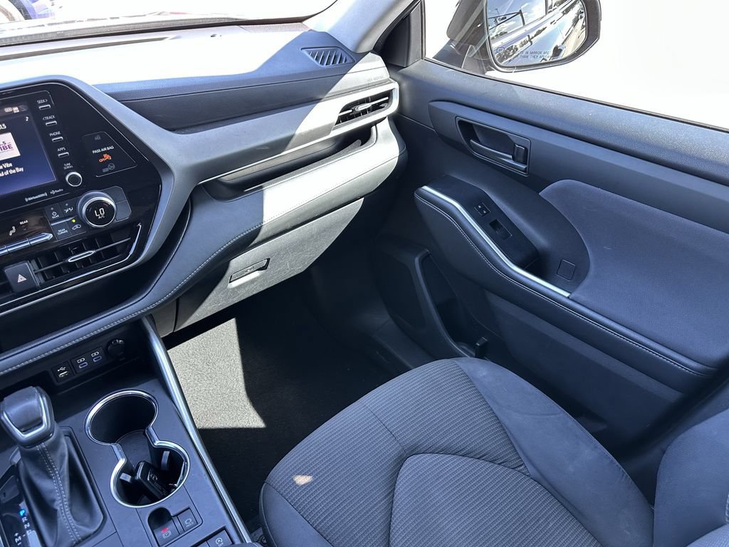 Used 2022 Toyota Highlander LE FWD image 17