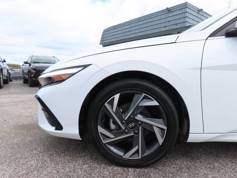 Used 2025 Hyundai Elantra Limited image 29