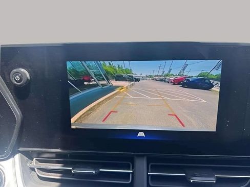Used 2025 Chevrolet Trax LT FWD image 9