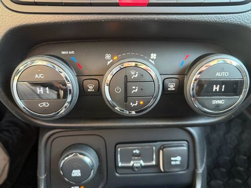 Used 2015 Jeep Renegade Latitude w/ Popular Equipment Group image 36