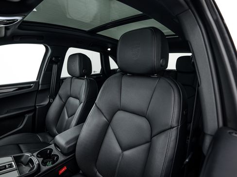 Certified 2025 Porsche Macan AWD/4WD image 19