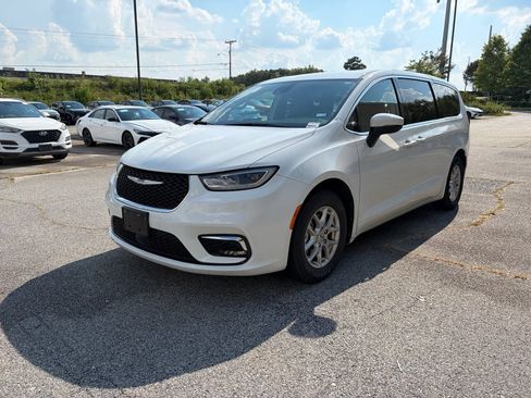 Used 2023 Chrysler Pacifica Touring-L FWD image 2