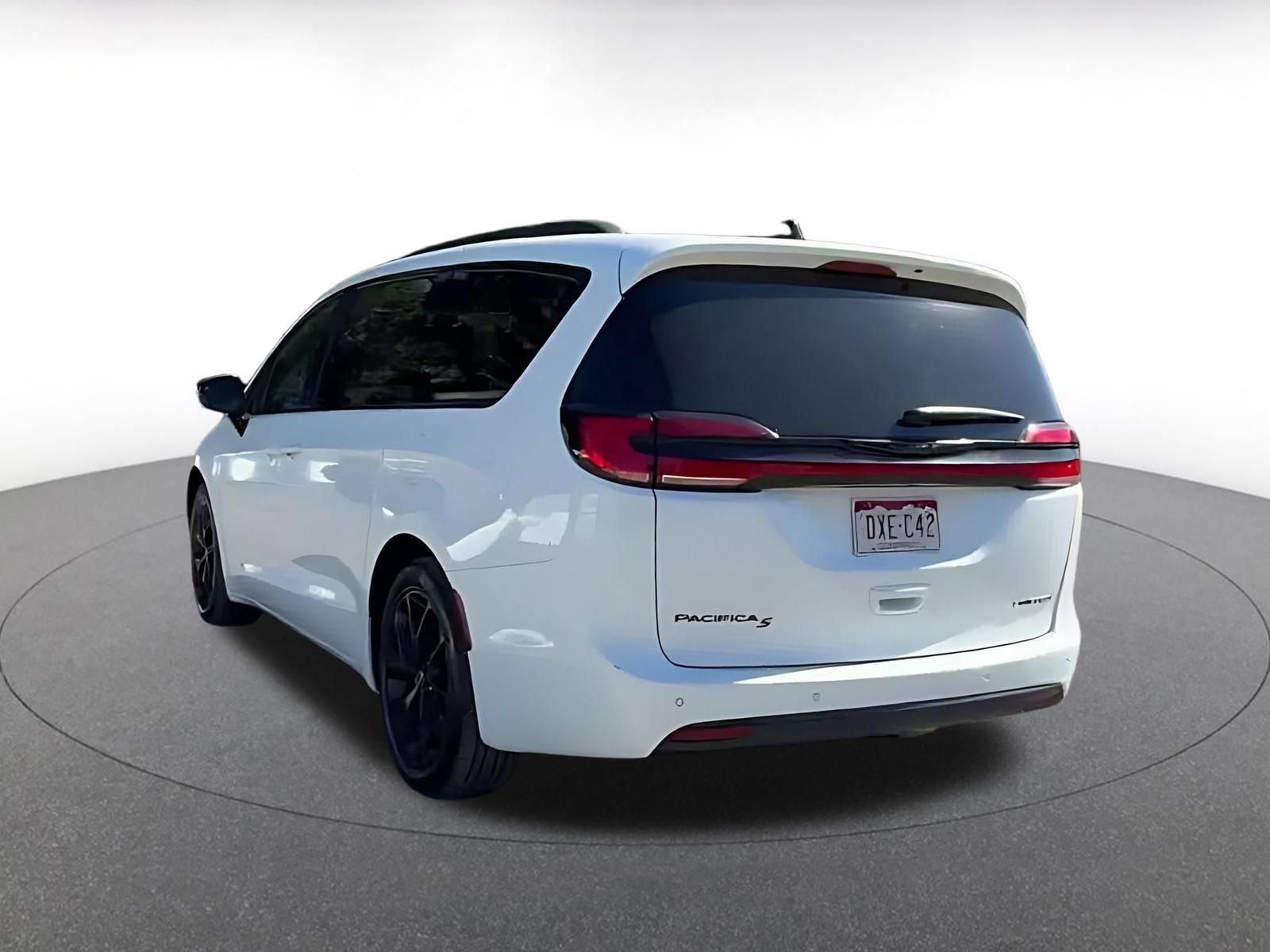 Used 2025 Chrysler Pacifica Limited FWD image 10