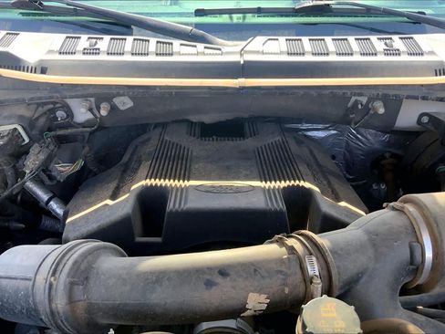 Used 2017 Ford F150 Platinum w/ Equipment Group 701A Luxury AWD/4WD image 29