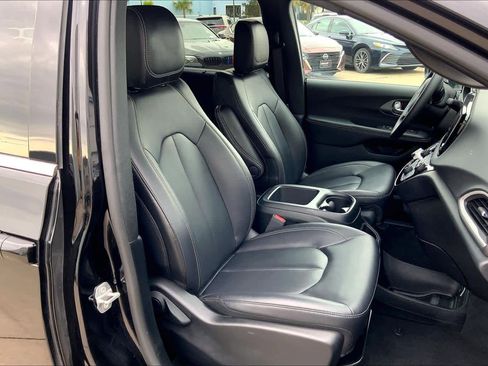 Used 2025 Chrysler Pacifica Select image 9