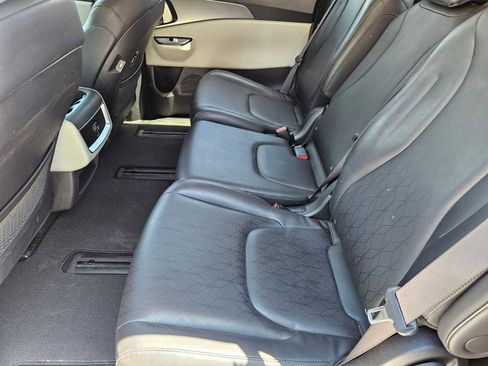 Used 2024 Kia Carnival LX FWD image 17