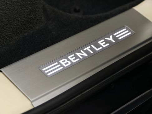 Used 2017 Bentley Bentayga AWD/4WD image 90