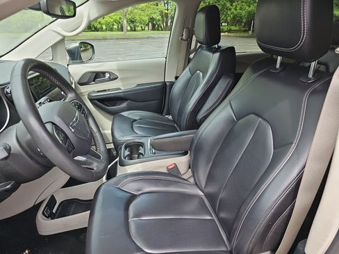 Used 2023 Chrysler Pacifica Touring-L FWD image 19