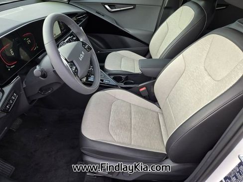 Certified 2025 Kia Niro SX image 12
