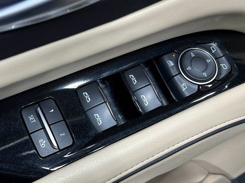 Used 2021 Cadillac Escalade Premium Luxury AWD/4WD image 17