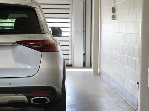 Used 2025 Mercedes-Benz GLE 350 4MATIC image 10