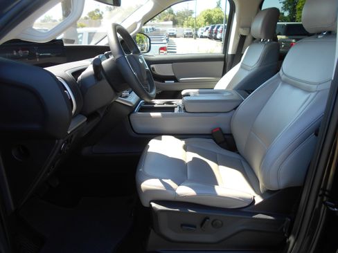 Used 2025 Ford Expedition Active AWD/4WD image 6